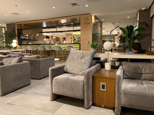 Lounge thumbnail 5