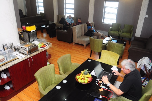 Lounge thumbnail 2