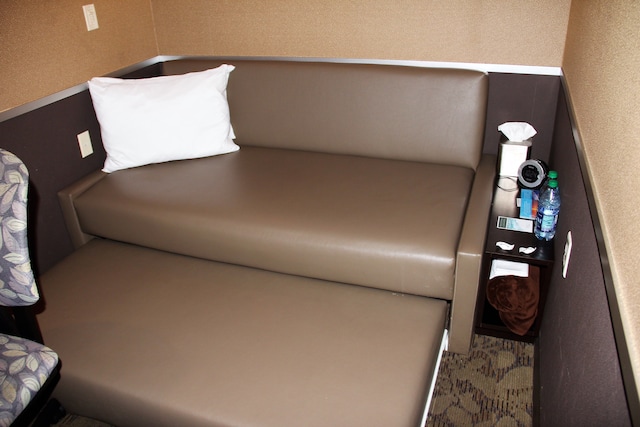 Lounge thumbnail 3