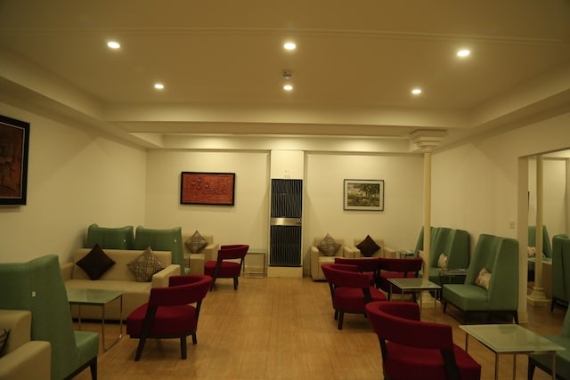 Lounge thumbnail 4