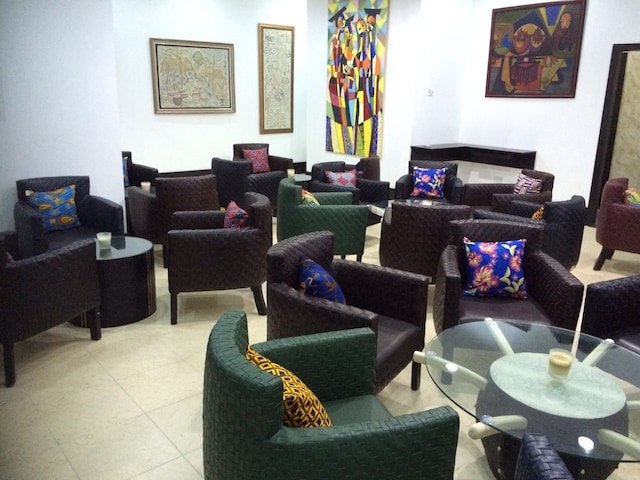 Lounge thumbnail 4
