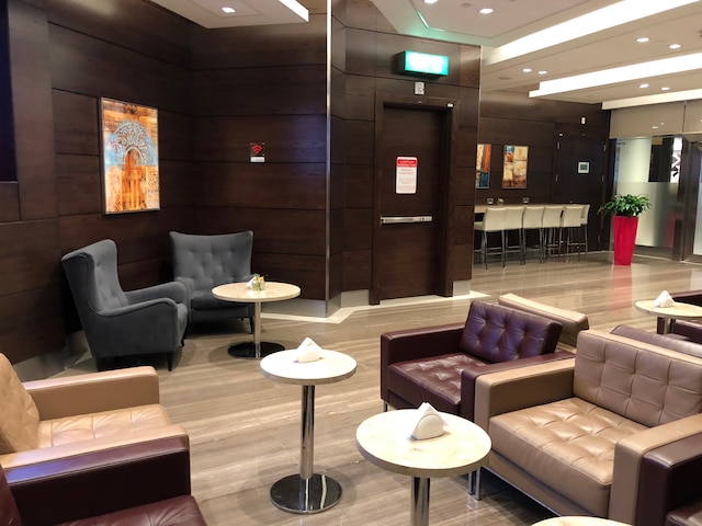 Lounge thumbnail 3