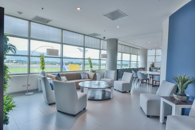 Lounge thumbnail 5