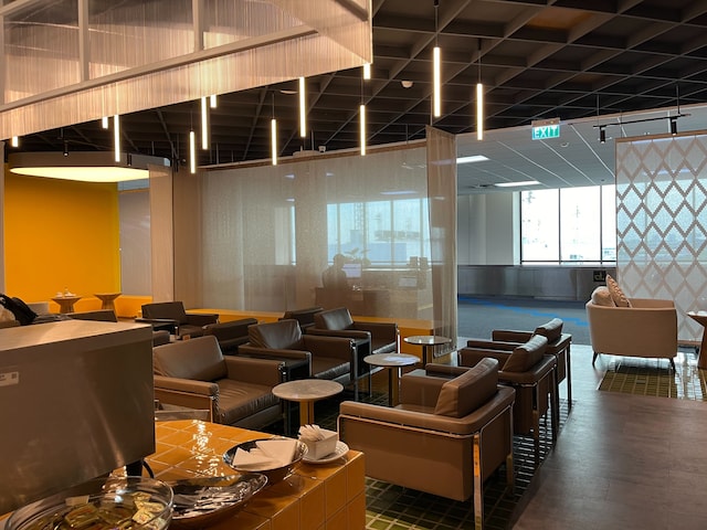 Lounge thumbnail 1