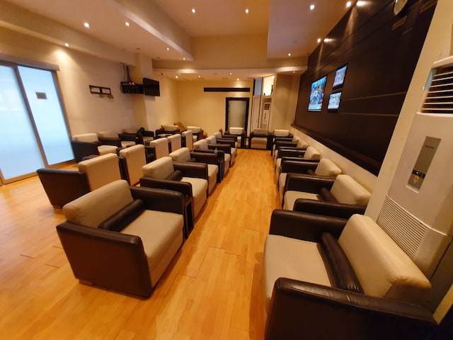Lounge thumbnail 4