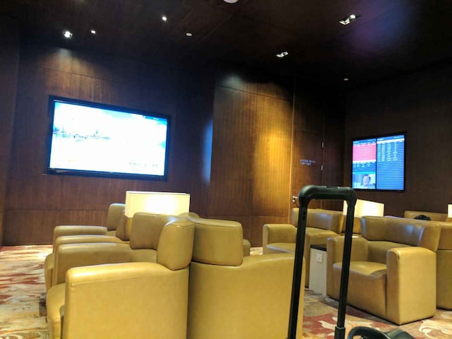 Lounge thumbnail 2