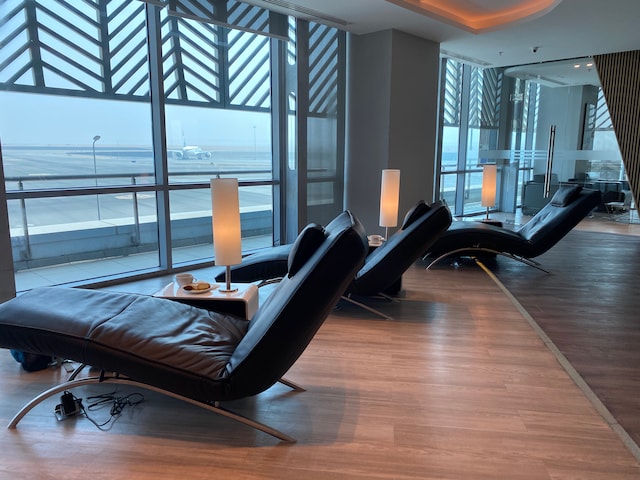 Lounge thumbnail 4