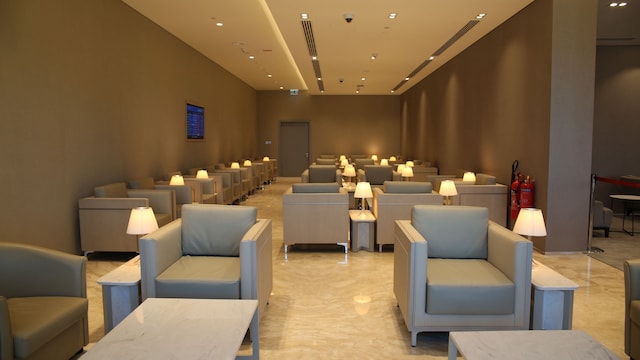 Lounge thumbnail 3