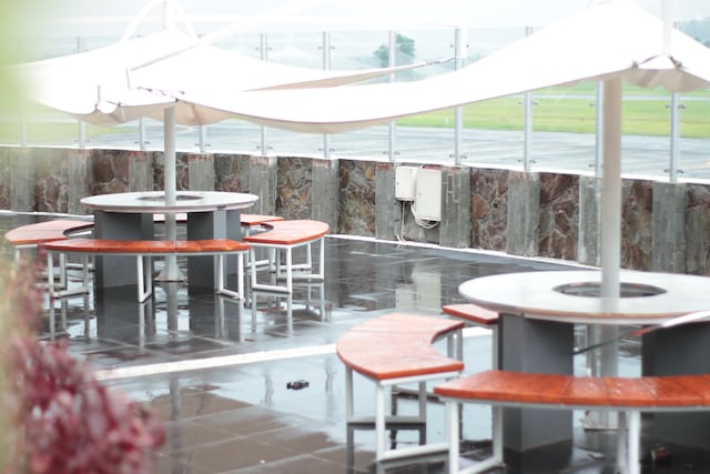 Lounge thumbnail 5