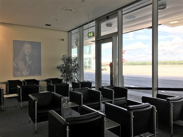 Lounge thumbnail 4