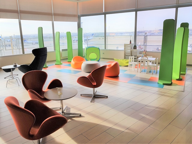 Lounge thumbnail 5