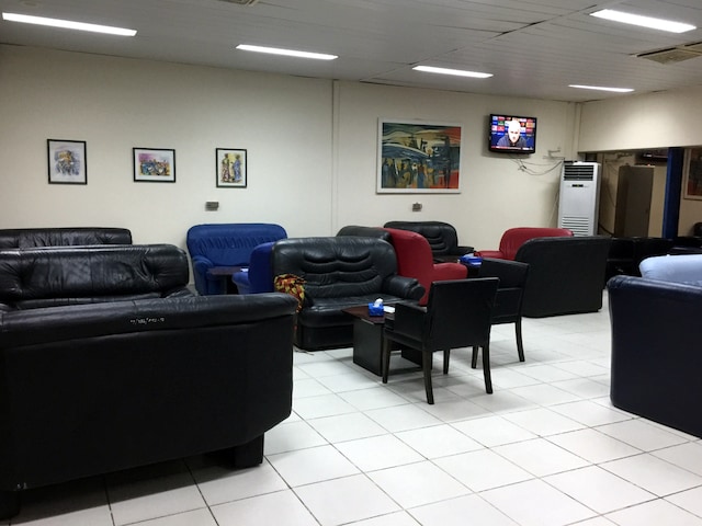 Lounge thumbnail 2