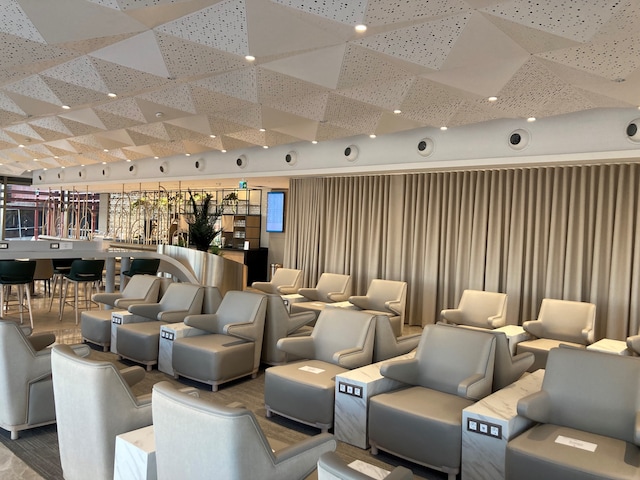 Lounge thumbnail 3