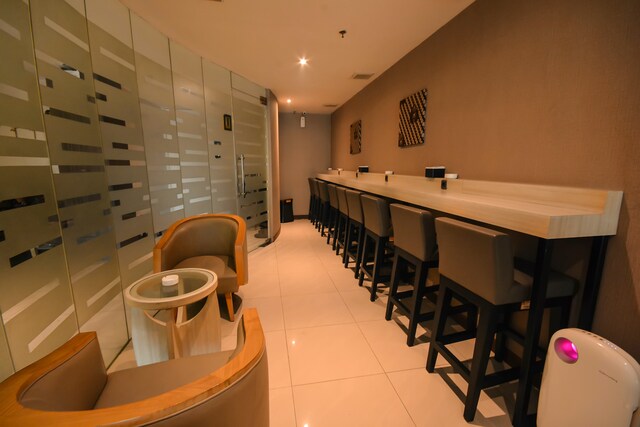 Lounge thumbnail 5