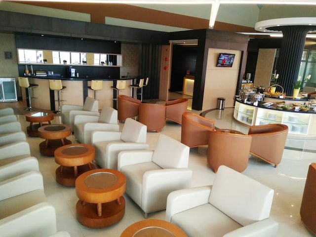 Lounge thumbnail 3