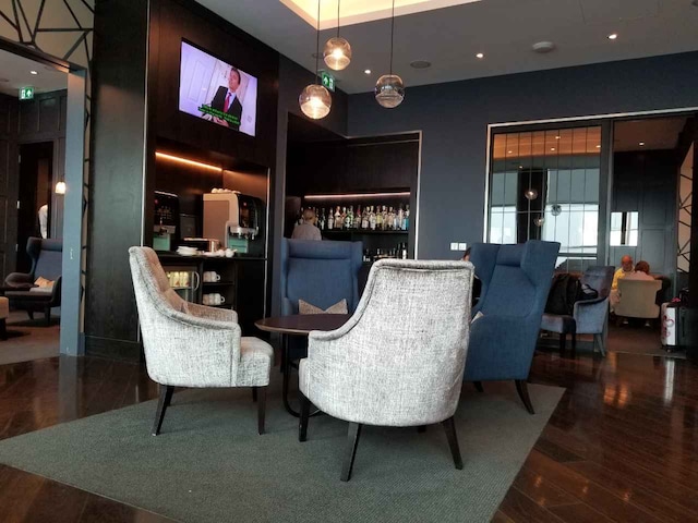 Lounge thumbnail 4