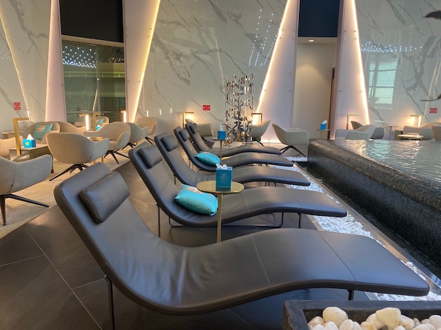 Lounge thumbnail 2