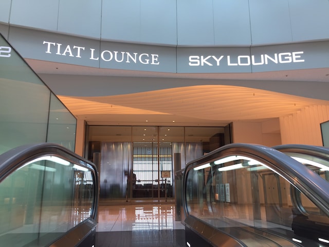 Lounge thumbnail 1