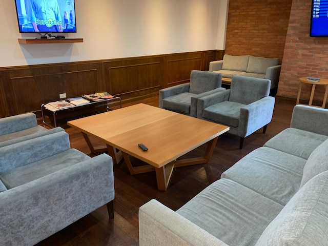 Lounge thumbnail 2