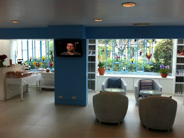 Lounge thumbnail 5