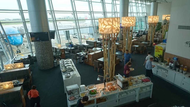 Lounge thumbnail 3