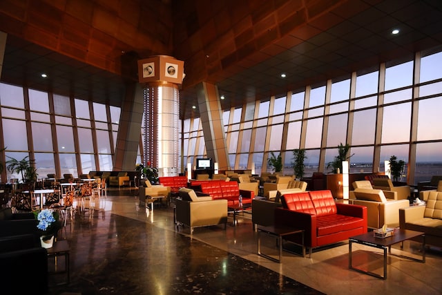 Lounge thumbnail 2