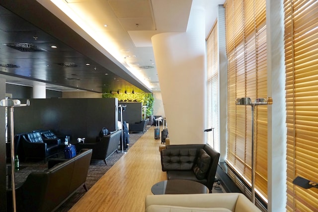Lounge thumbnail 4