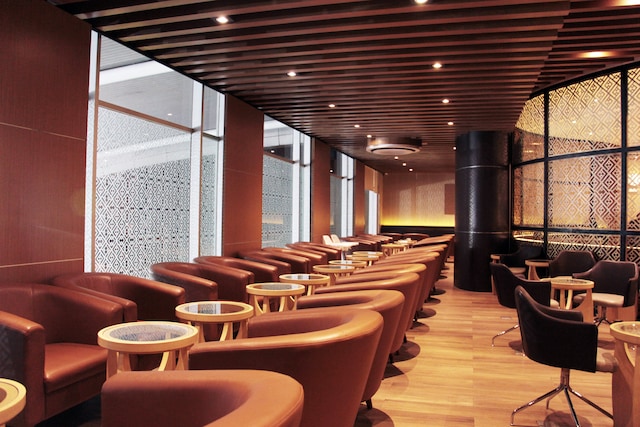 Lounge thumbnail 2
