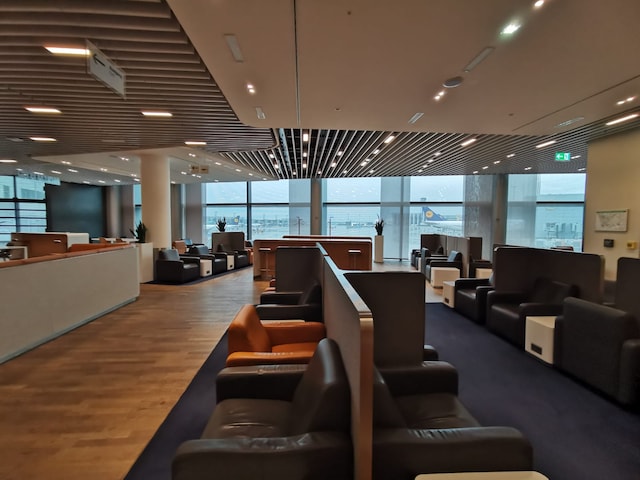 Lounge thumbnail 1