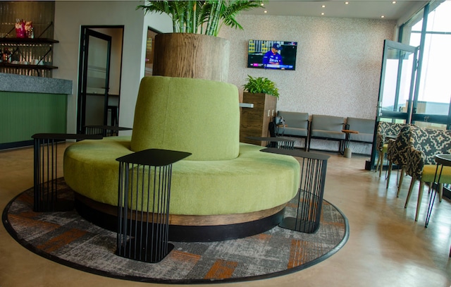 Lounge thumbnail 4