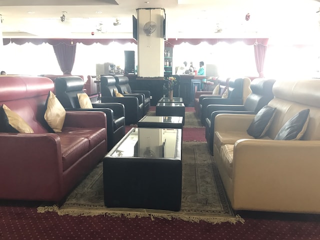 Lounge thumbnail 5