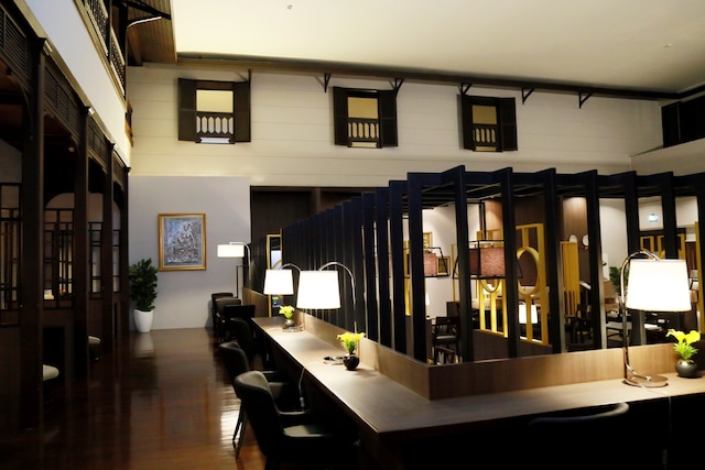 Lounge thumbnail 3