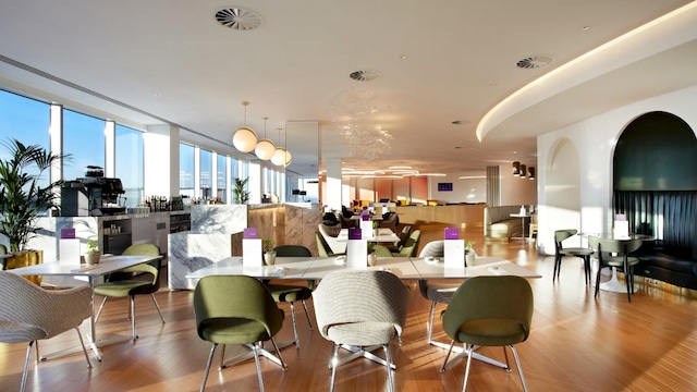 Lounge thumbnail 4