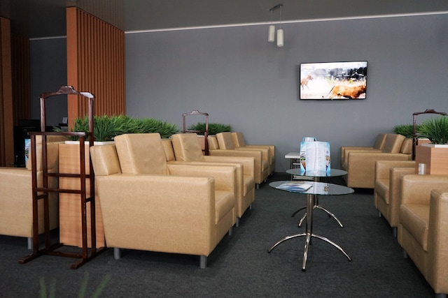 Lounge thumbnail 3