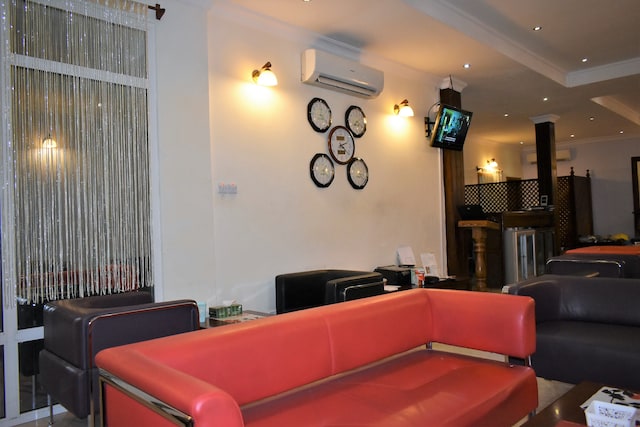 Lounge thumbnail 2
