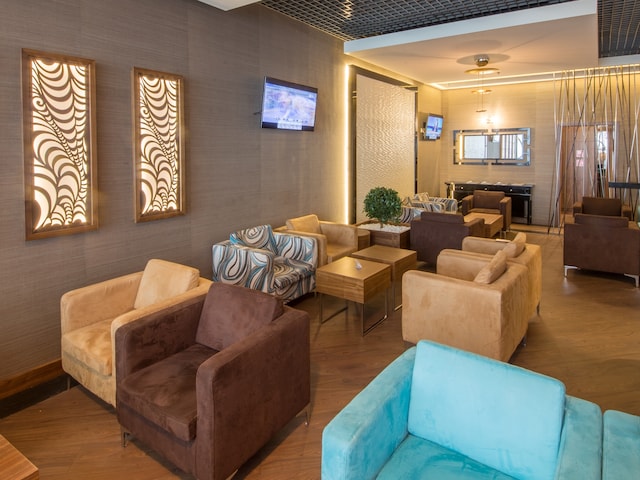 Lounge thumbnail 2