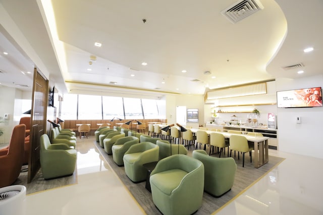Lounge thumbnail 1