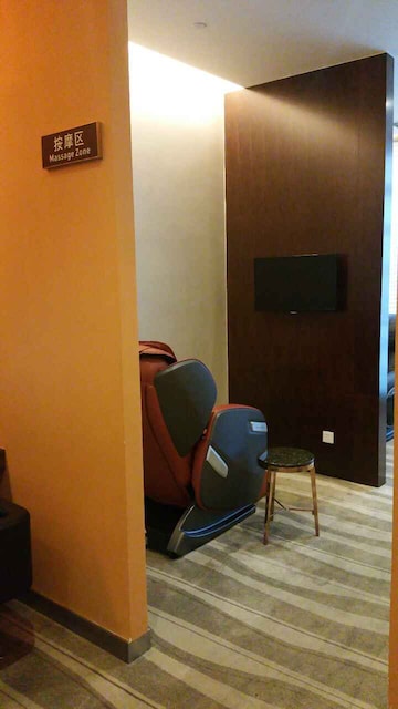 Lounge thumbnail 5