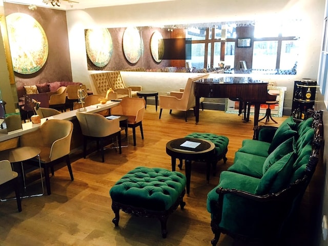 Lounge thumbnail 1