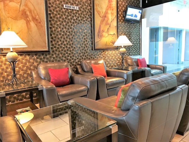 Lounge thumbnail 2