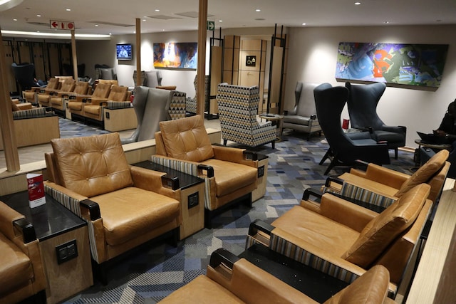Lounge thumbnail 5