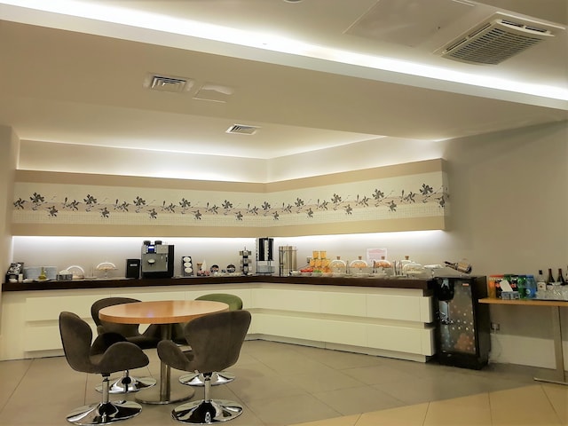 Lounge thumbnail 1