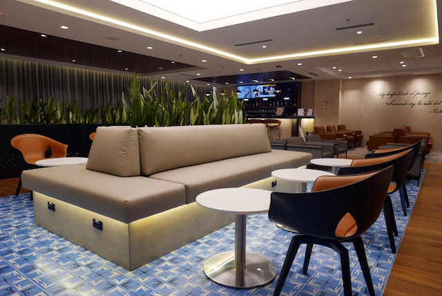 Lounge thumbnail 4