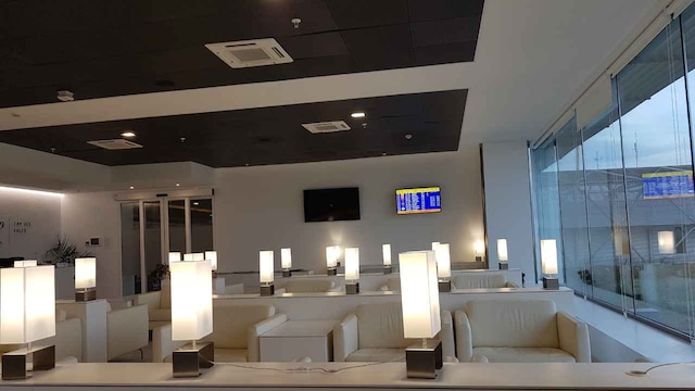 Lounge thumbnail 4