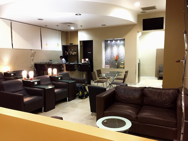 Lounge thumbnail 1