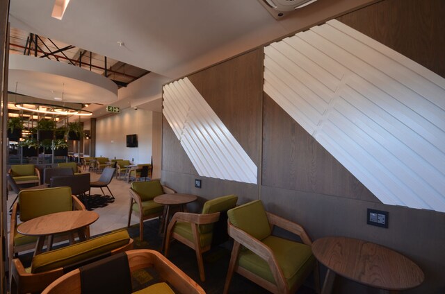 Lounge thumbnail 4