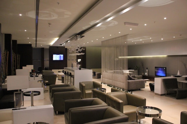 Lounge thumbnail 1