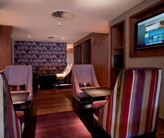 Lounge thumbnail 3