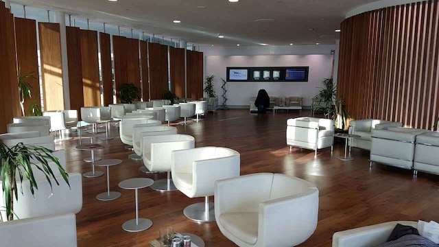 Lounge thumbnail 1