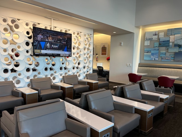 Lounge thumbnail 4